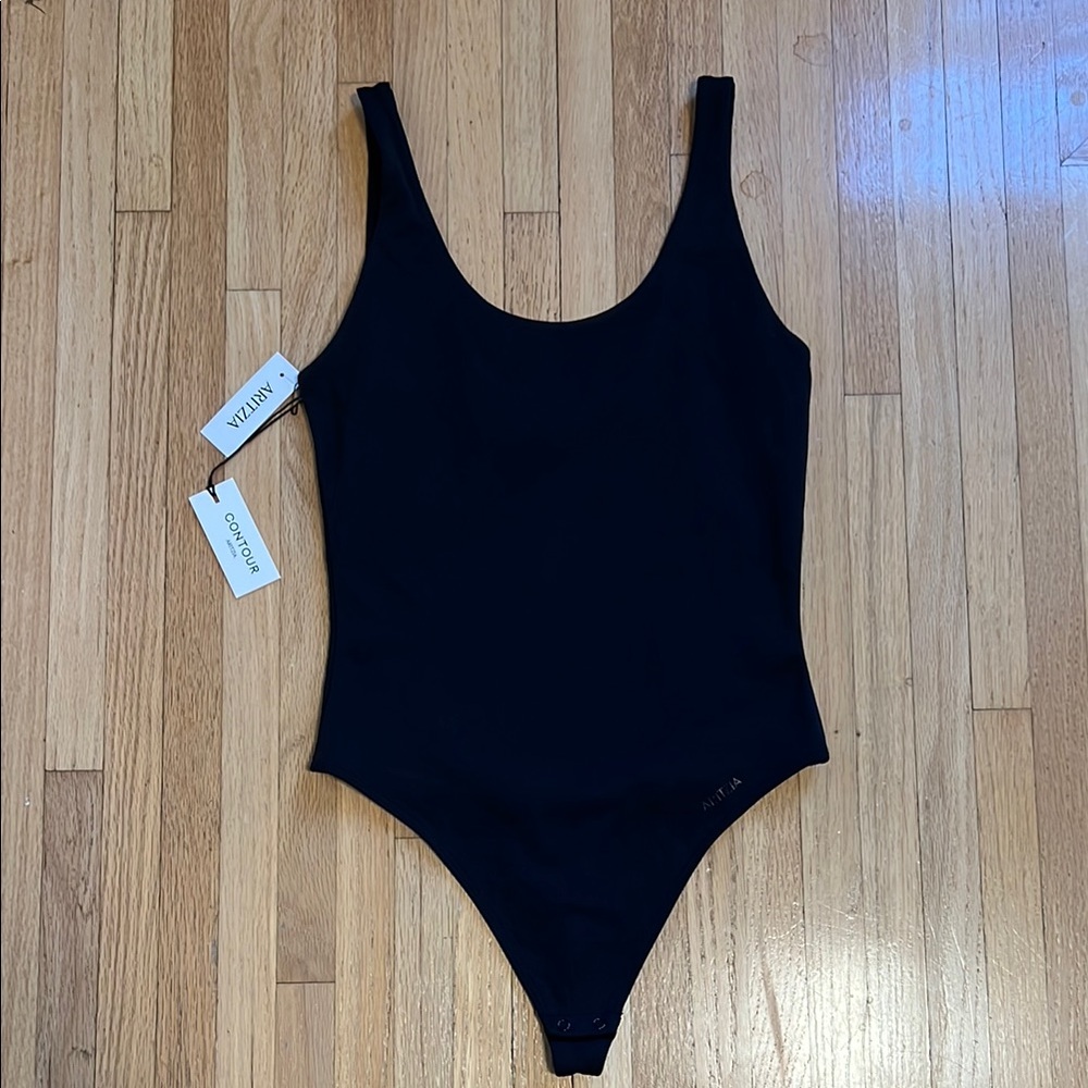 NWT •aritzia• black contour bodysuit